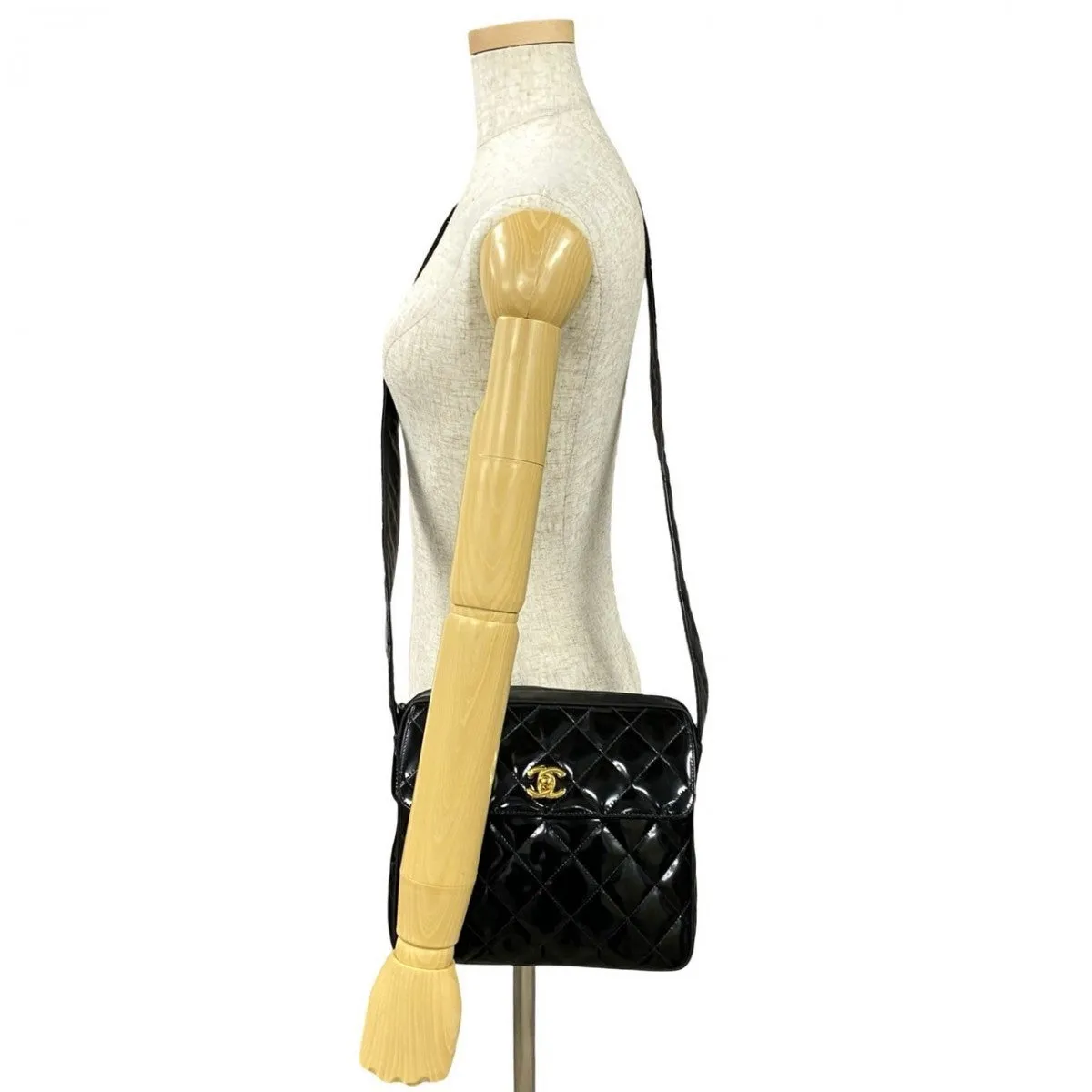 CHANEL Shoulder Bag Patent leather black Matrasse